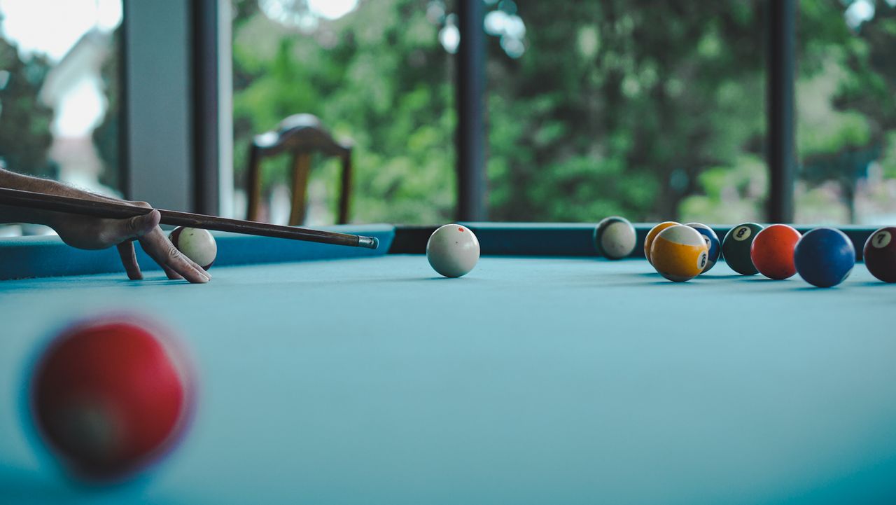 Meja billiard di Brastagi Cottage