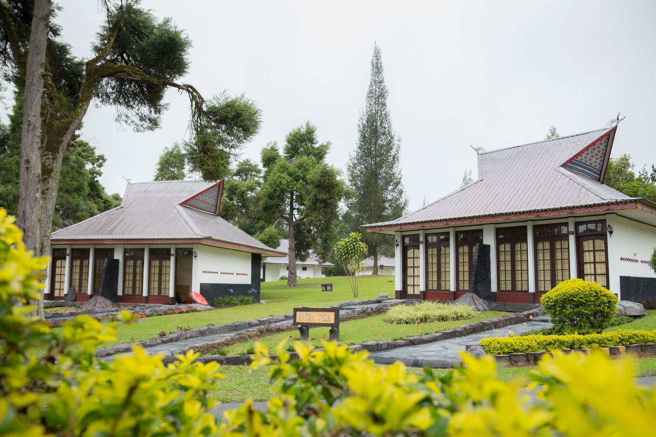 Bangunan cottage bergaya rumah adat Karo