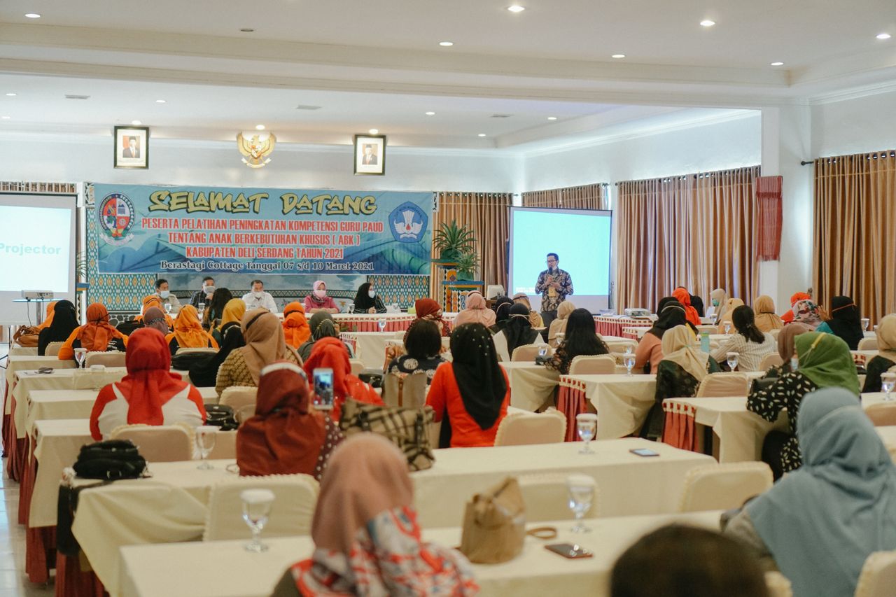 Ruang meeting di Brastagi Cottage